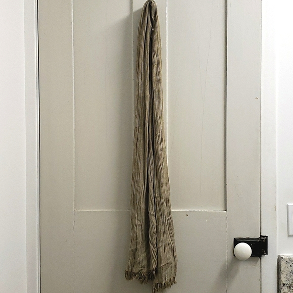 Grey scarf - Picture 1 of 3